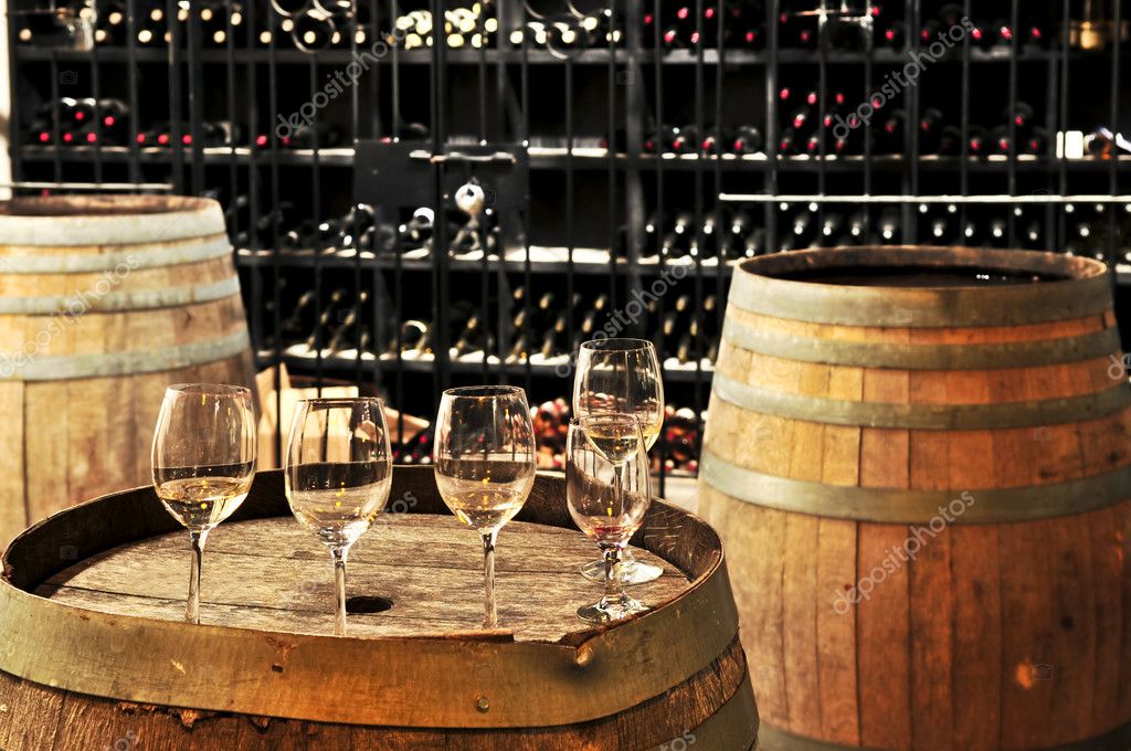 Sommelier prüft Weine